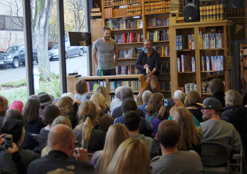 Joel McHale entertains Island Books crowd