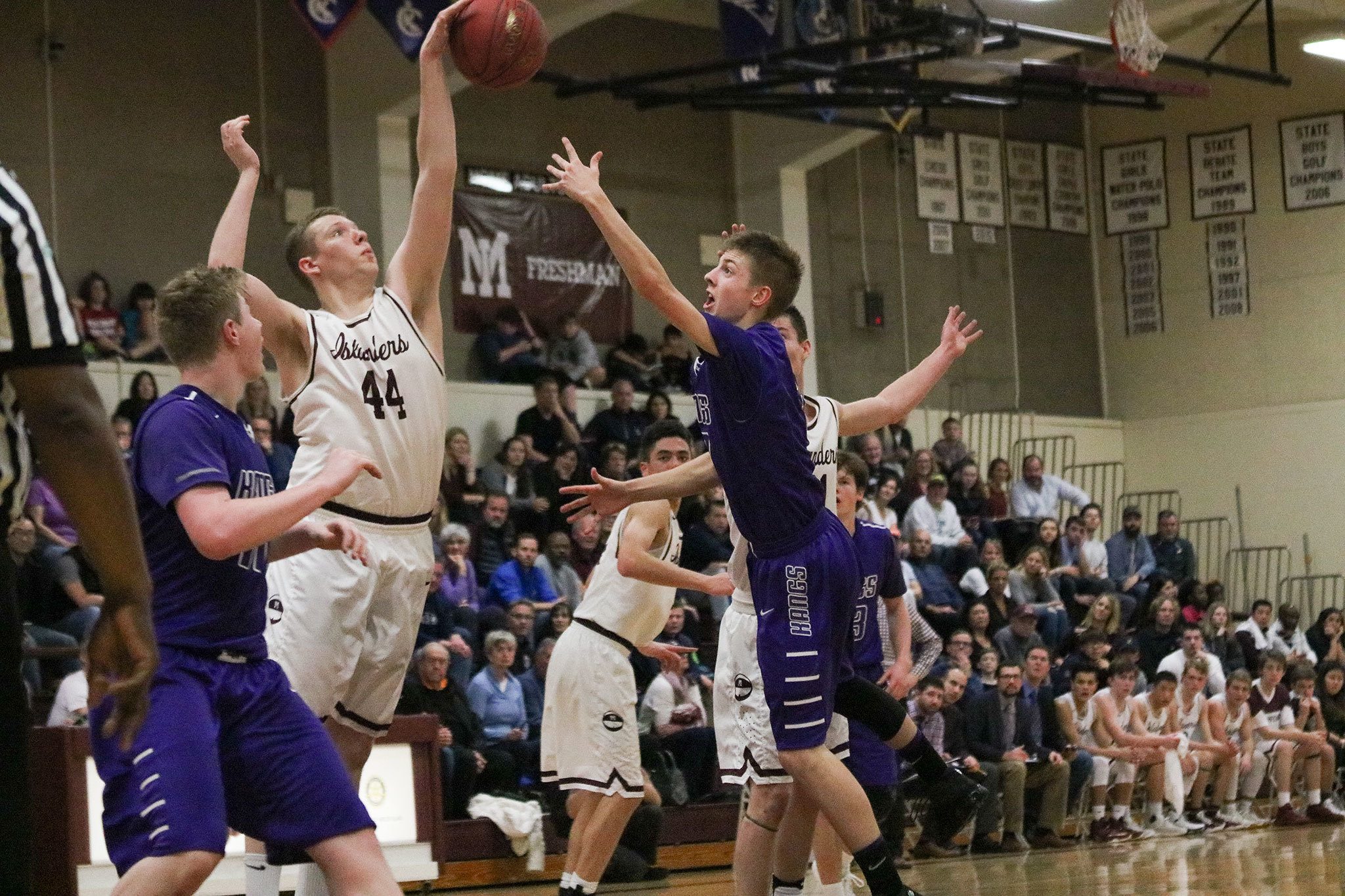 Mercer Island boys hang on to beat Lake Washington in KingCo semifinals