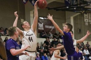Mercer Island boys hang on to beat Lake Washington in KingCo semifinals