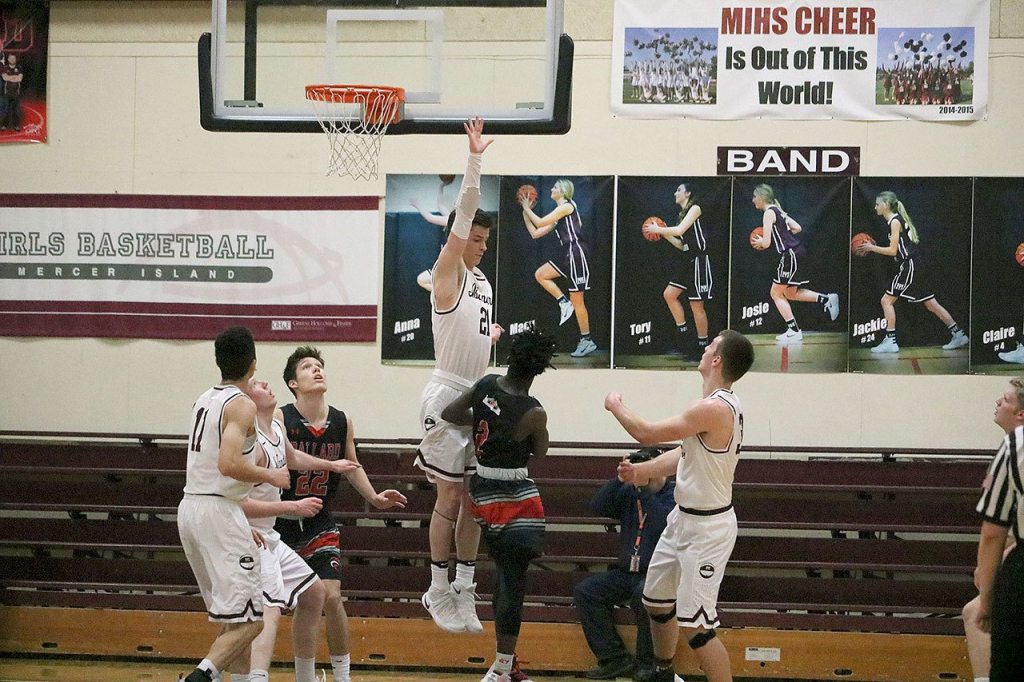 Mercer Island&rsquo;s Shain Scott denies Ballard&rsquo;s Fresh Ausar in the post (Joe Livarchik/staff photo).