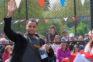 Mariners star attends Mercer Island Little League opening day