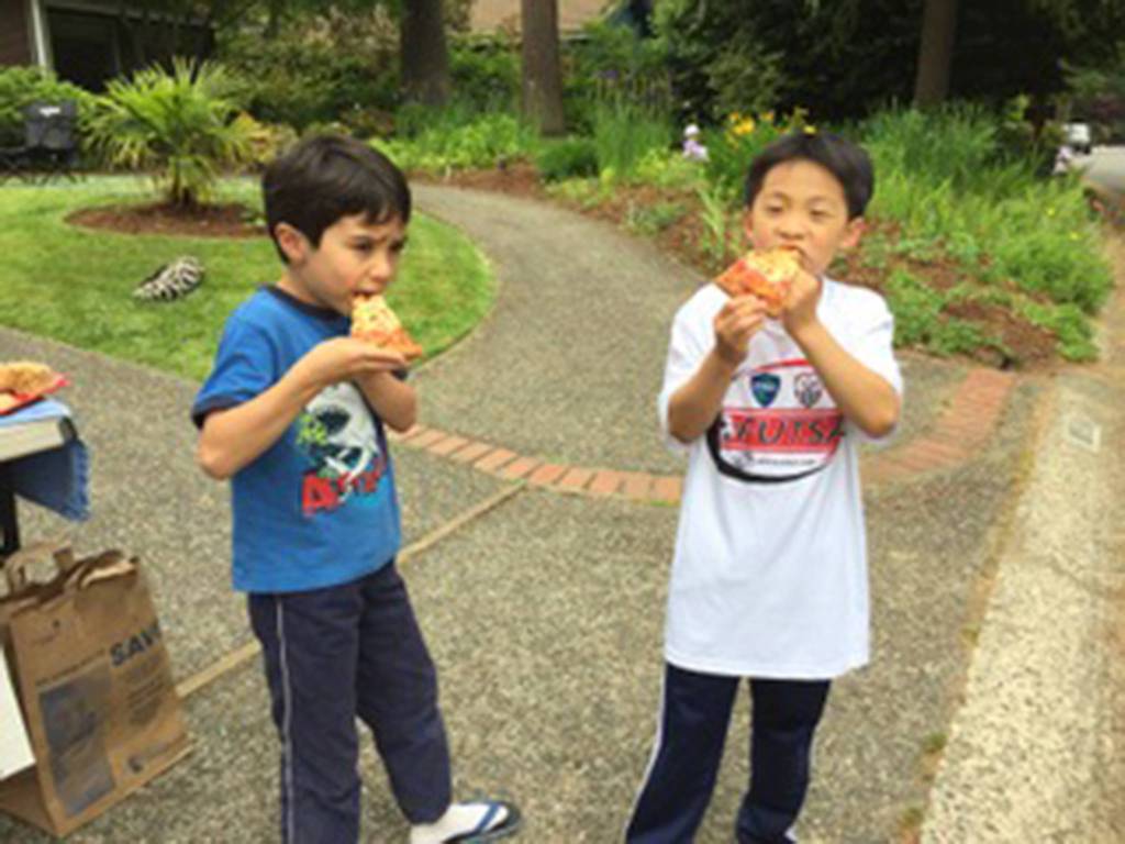 Mercer Island students turn lemons into money for food pantry