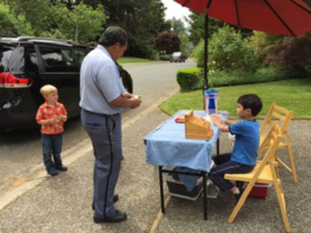 Mercer Island students turn lemons into money for food pantry