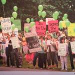 A crowd rallies to save the park on the Island in 1990. File photo