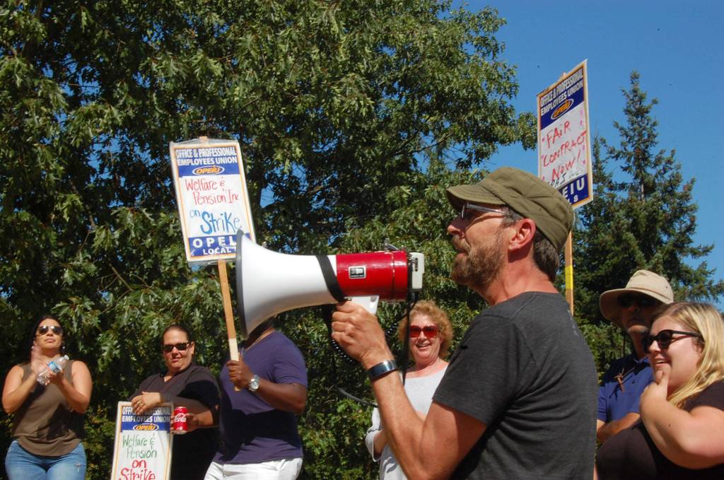 Welfare and Pension Administration Service employees and local labor groups hold a &ldquo;Solidarity Rally&rdquo; on Sept. 14. Katie Metzger/staff photo