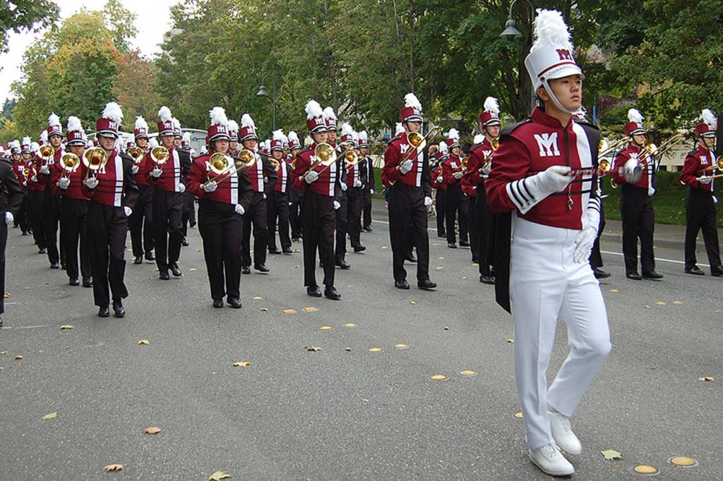 Mercer Island High School celebrates homecoming with parade, football win
