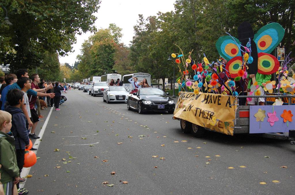 Students on the freshman class float wave to spectators. Katie Metzger/staff photo