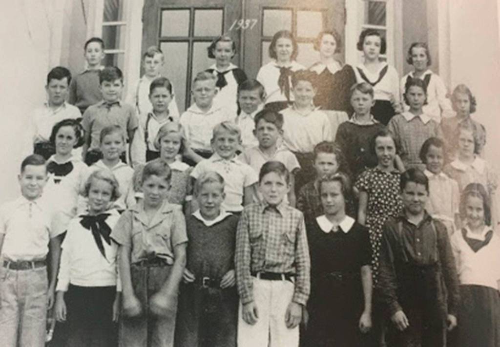 East Seattle School students pose for a picture in 1937. Photo courtesy of the Mercer Island Historical Society