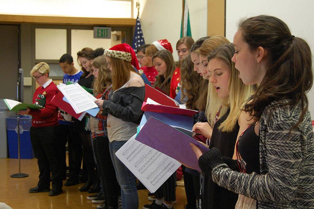 Mercer Island Chamber celebrates the arts at holiday party with gift sale, carols