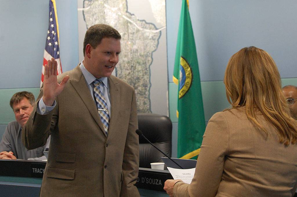 Mercer Island School Board swears in new members, reorganizes for 2018