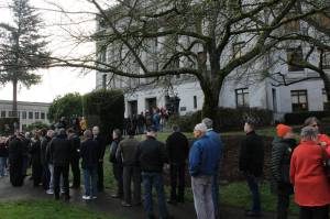 People lined up in the rain outside the Capitols Cherberg Building for the hearing on five gun regulation measures. Photo by Taylor McAvoy