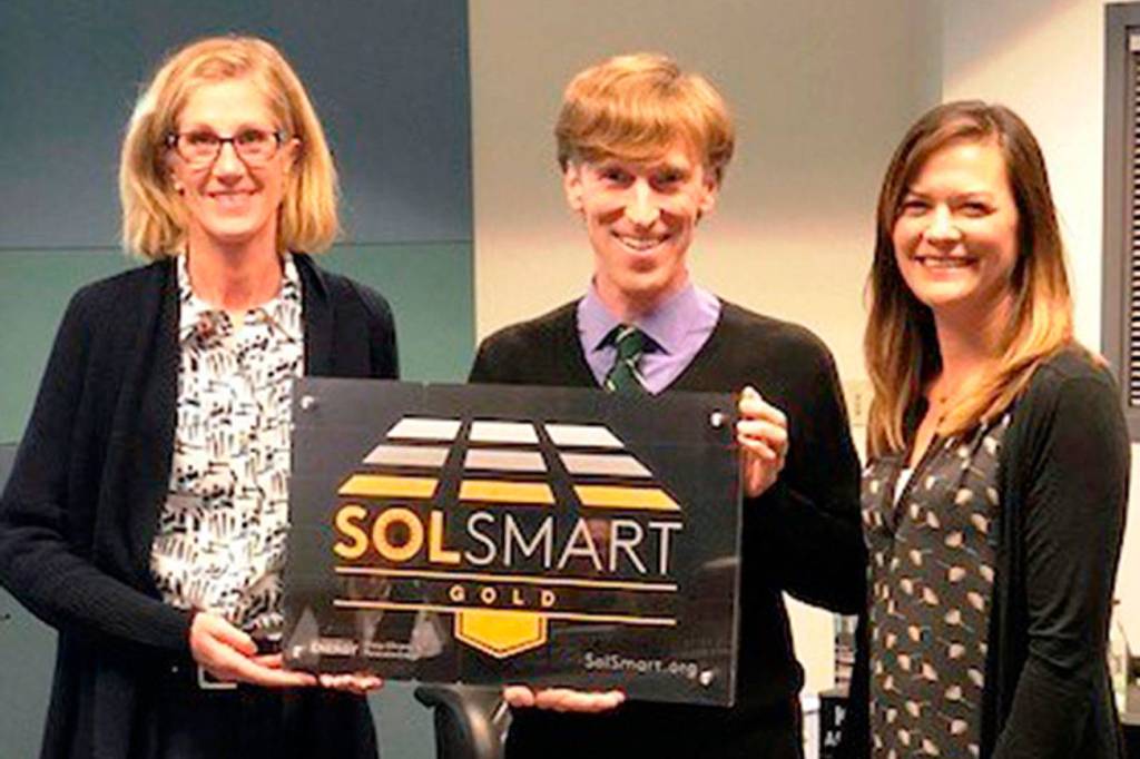 Mercer Island receives Solsmart Gold Award for supporting solar installations