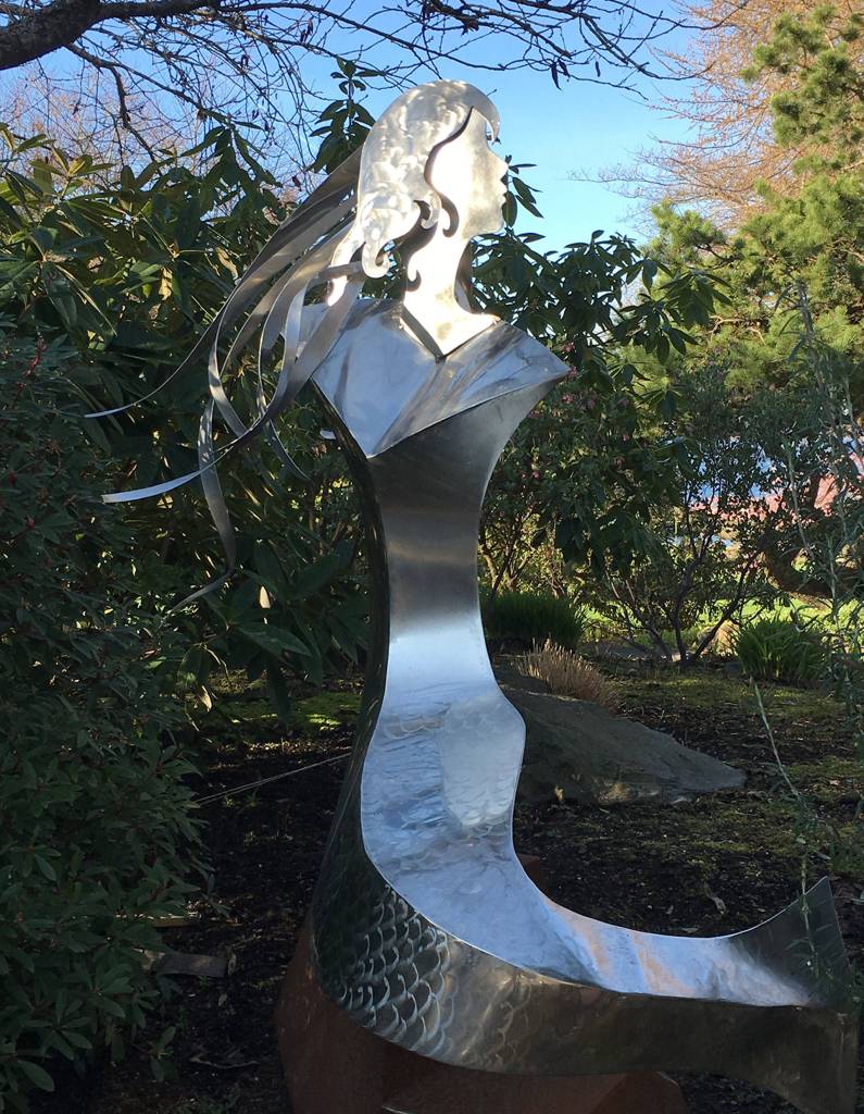 The sculpture shines in the sunlight at Mercer Islands Covenant Shores retirement community. Photo courtesy of Greg Asimakoupoulos