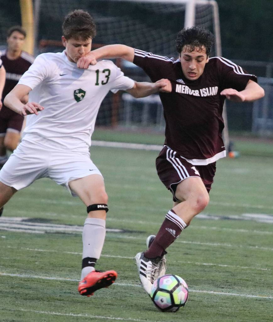 MIs Luca Mtskhetadze tangles with Redmonds Ethan Cain. Andy Nystrom / staff photo