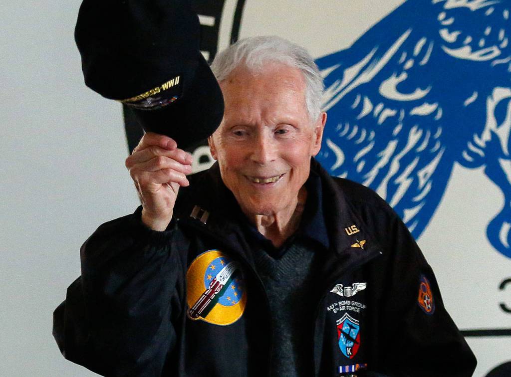 At the conclusion of his talk, 95-year-old Dick Nelms, who flew 35 missions in B-17 bombers in World War II, tips his cap to appreciative fellow military pilots at the Stanwood Eagles Thursday. (Dan Bates / The Herald)