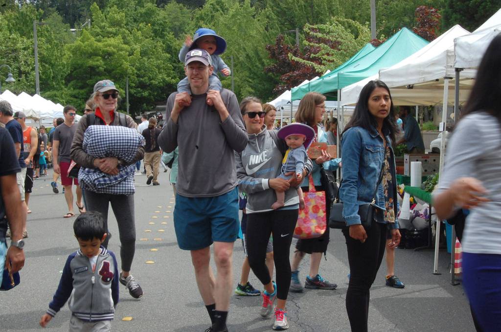 Community members stroll through the farmers market in downtown Mercer Island on June 3. Katie Metzger/staff photo