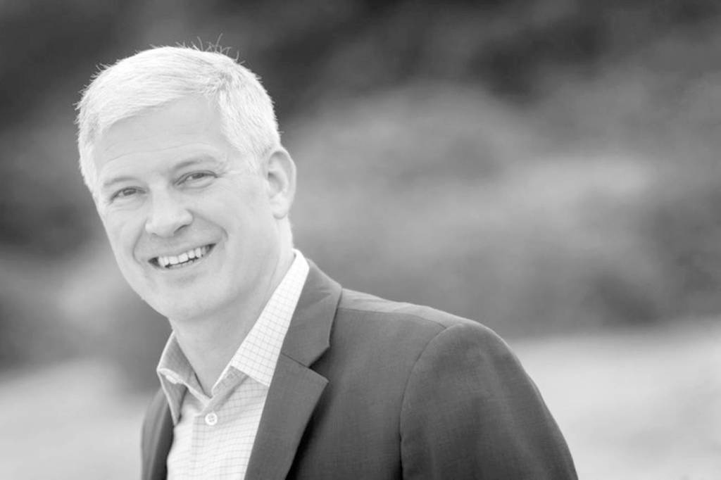 Mercer Island City Council member Tom Acker steps down, citing health and family