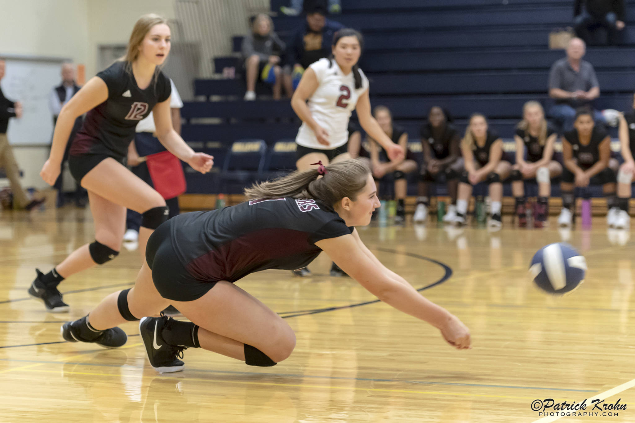 The Mercer Island Islanders volleyball team lost 3-2 to the Bellevue Wolverines in a matchup between rival squads on Oct. 2 at Bellevue High School. The Islanders overall record is currently 4-5 thus far during the 2018 season. Photo courtesy of Patrick Krohn/Patrick Krohn Photography