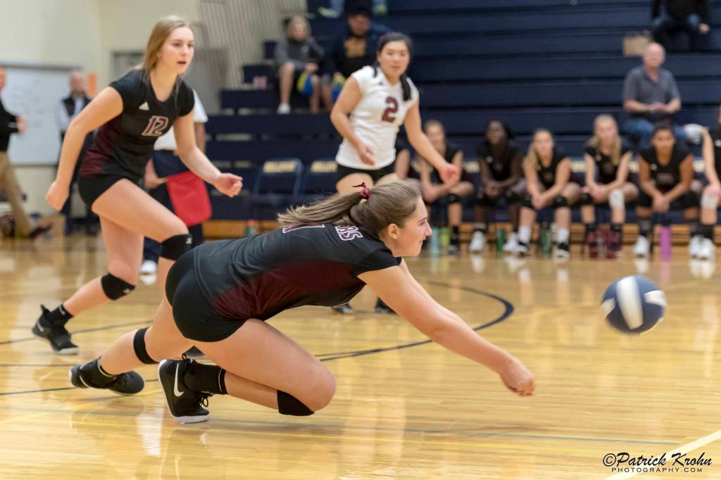 The Mercer Island Islanders volleyball team lost 3-2 to the Bellevue Wolverines in a matchup between rival squads on Oct. 2 at Bellevue High School. The Islanders overall record is currently 4-5 thus far during the 2018 season. Photo courtesy of Patrick Krohn/Patrick Krohn Photography