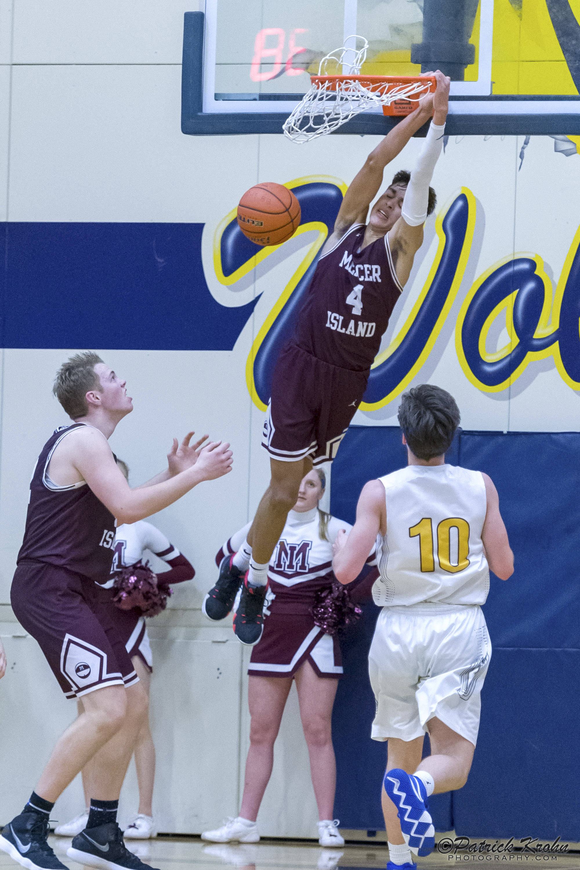 The Mercer Island Islanders boys basketball team registered a 57-41 win on the road against the Bellevue Wolverines on Feb. 1 in Bellevue. Adam Parker (pictured with the dunk) scored a team-high 22 points against the Wolverines. The Islanders clinched the 2A/3A KingCo regular season title with the victory. Mercer Island, who currently has an overall record of 16-4, have won eight consecutive games. Photo courtesy of Patrick Krohn/Patrick Krohn Photography