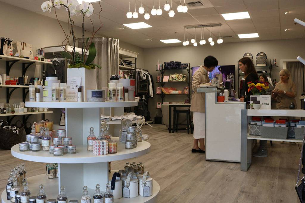 Owner Kerry Donner speaks with a vendor, negotiation prices for an item she plans on stocking while employees organize The Boutique Lounge. Kailan Manandic / Staff photo