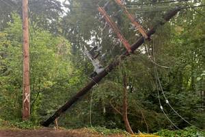 Parts of Mercer Island left without power after car collides with pole