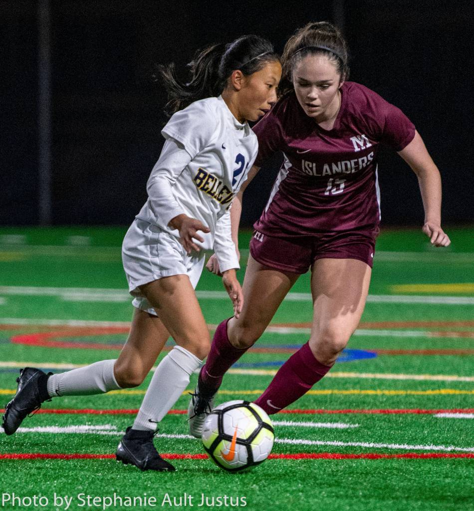 Mercer Island midfielder Makena French (#15) defends against Bellevue midfielder Hinana Takashima (#20) in the Islanders 3-0 loss on Oct. 31. Photo courtesy of Stephanie Ault Justus