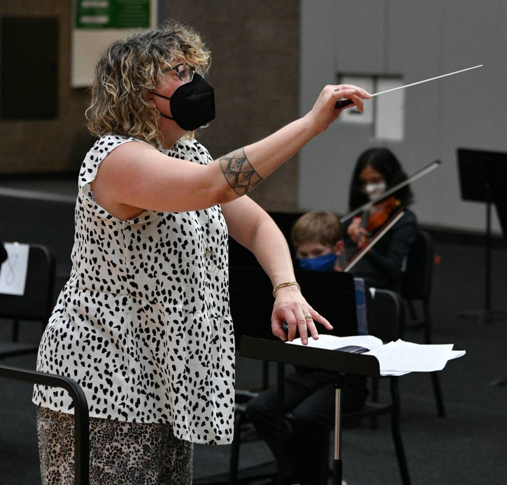 Orchestra director Sarah Hart leads her Islander Middle School sixth-graders through their June 3 concert. Andy Nystrom/ staff photo