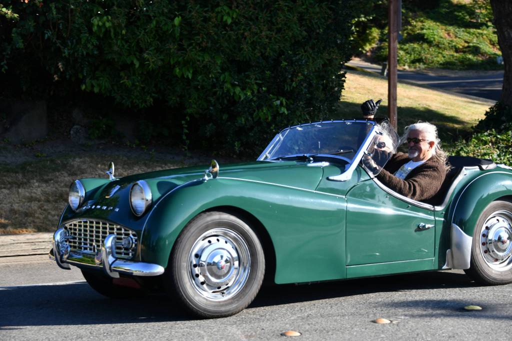 A thumbs up from a driver on the car cruise. Andy Nystrom/ staff photo