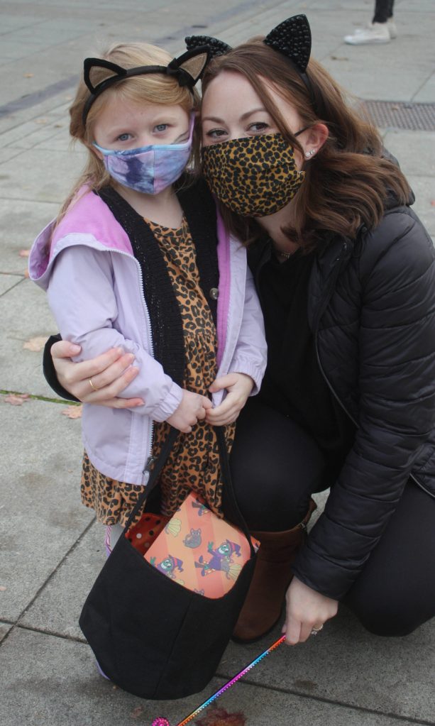 Eva and Cassie Locke. Andy Nystrom/ staff photo