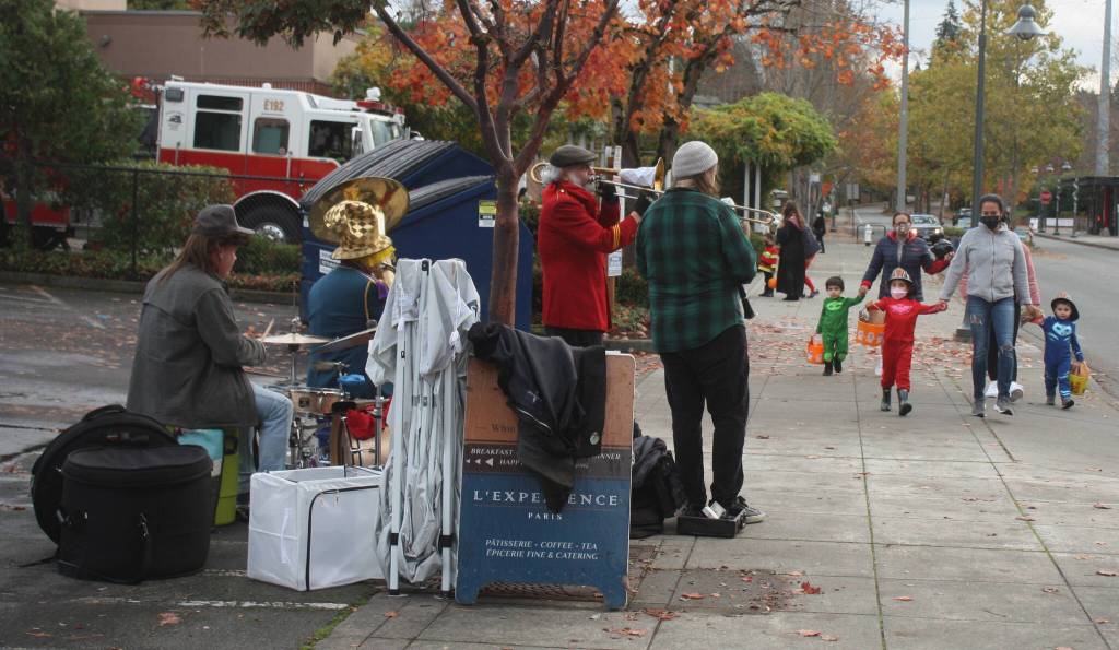 A band supplies some tunes for trick or treaters. Andy Nystrom/ staff photo