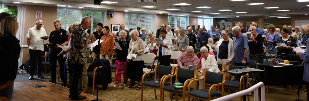 Greg Asimakoupoulos leads the crowd in song. Andy Nystrom/ staff photo