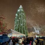 On Dec. 1, Islanders hit the town for the citys tree lighting and Firehouse Munch at Mercerdale Park and Fire Station 91 (featuring the Mercer Island High School Bel Canto and Jazz choirs, coffee cart, snow, Dickens Carolers, Santa photos, activities and treats). Photo courtesy of the city of Mercer Island