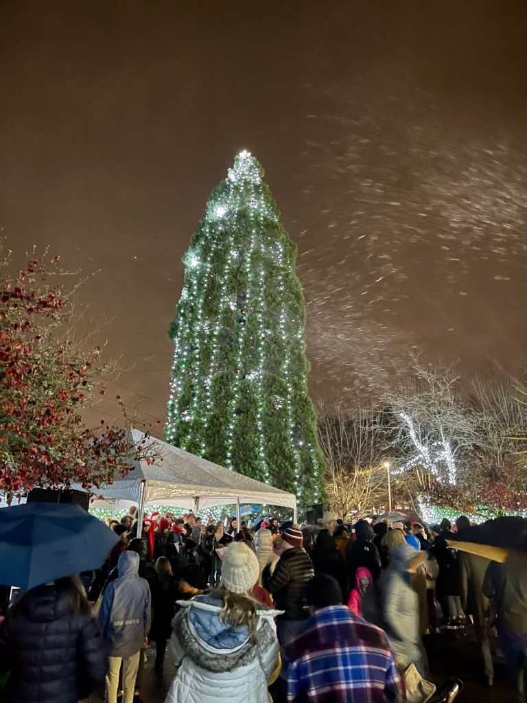 On Dec. 1, Islanders hit the town for the citys tree lighting and Firehouse Munch at Mercerdale Park and Fire Station 91 (featuring the Mercer Island High School Bel Canto and Jazz choirs, coffee cart, snow, Dickens Carolers, Santa photos, activities and treats). Photo courtesy of the city of Mercer Island