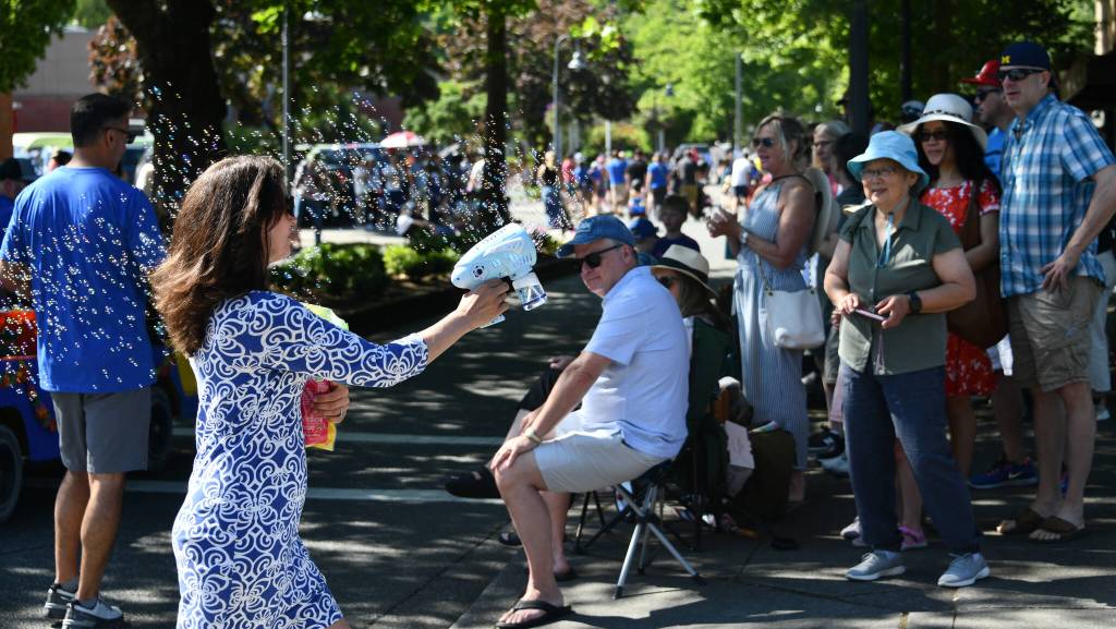 From left, Mayor Salim Nice and his wife, Janice Nice, who unleashes bubbles during the parade. Andy Nystrom/ staff photo