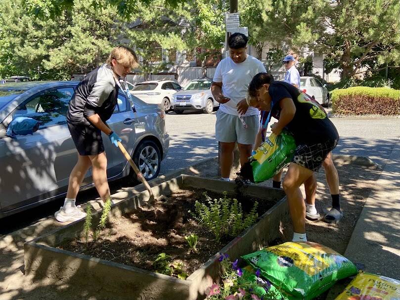 Mercer Island High School freshmen football players Riley Anderson, Chip Dubois, Kianoa Brown and Thiago Siguenza participate in a community service event on Aug. 1 at the YMCA University branch in Seattle. Photo courtesy of Linda Kercher