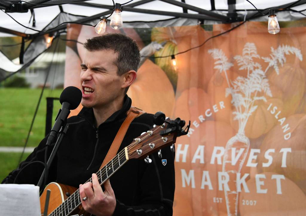 Zach Lombardo entertains the crowd. Andy Nystrom/staff photo
