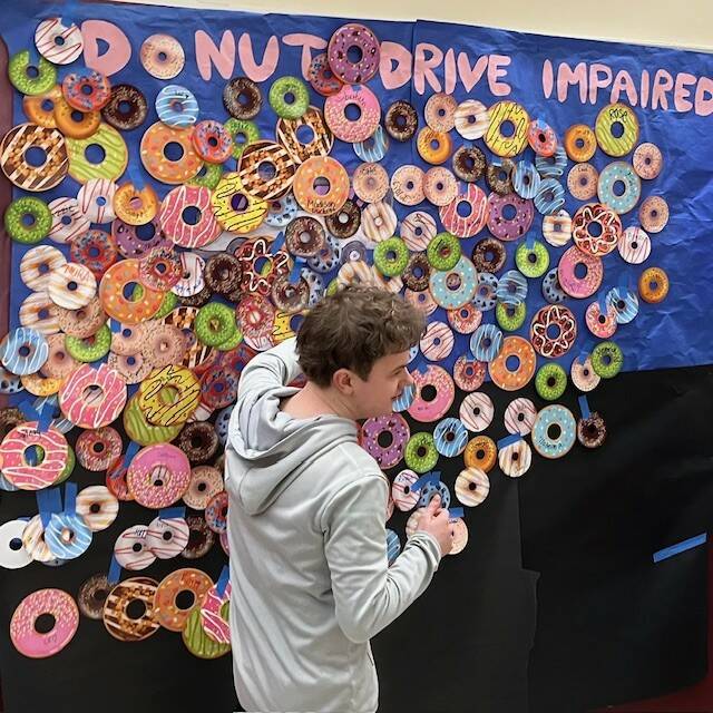On Feb. 4, the Mercer Island High Schools S.A.F.E. Club hosted the I DONUT drive impaired event in conjunction with the Youth and Family Services MI Healthy Youth Initiative. During the lunch hour, MIHS students were invited to sign a pledge stating that they would not drive a car or ride in a car with someone who was impaired by alcohol, cannabis or other substances. After signing the pledge, students received a Krispy Kreme donut. Over 700 donuts were distributed at the event. 
Photos courtesy of Michelle Ritter