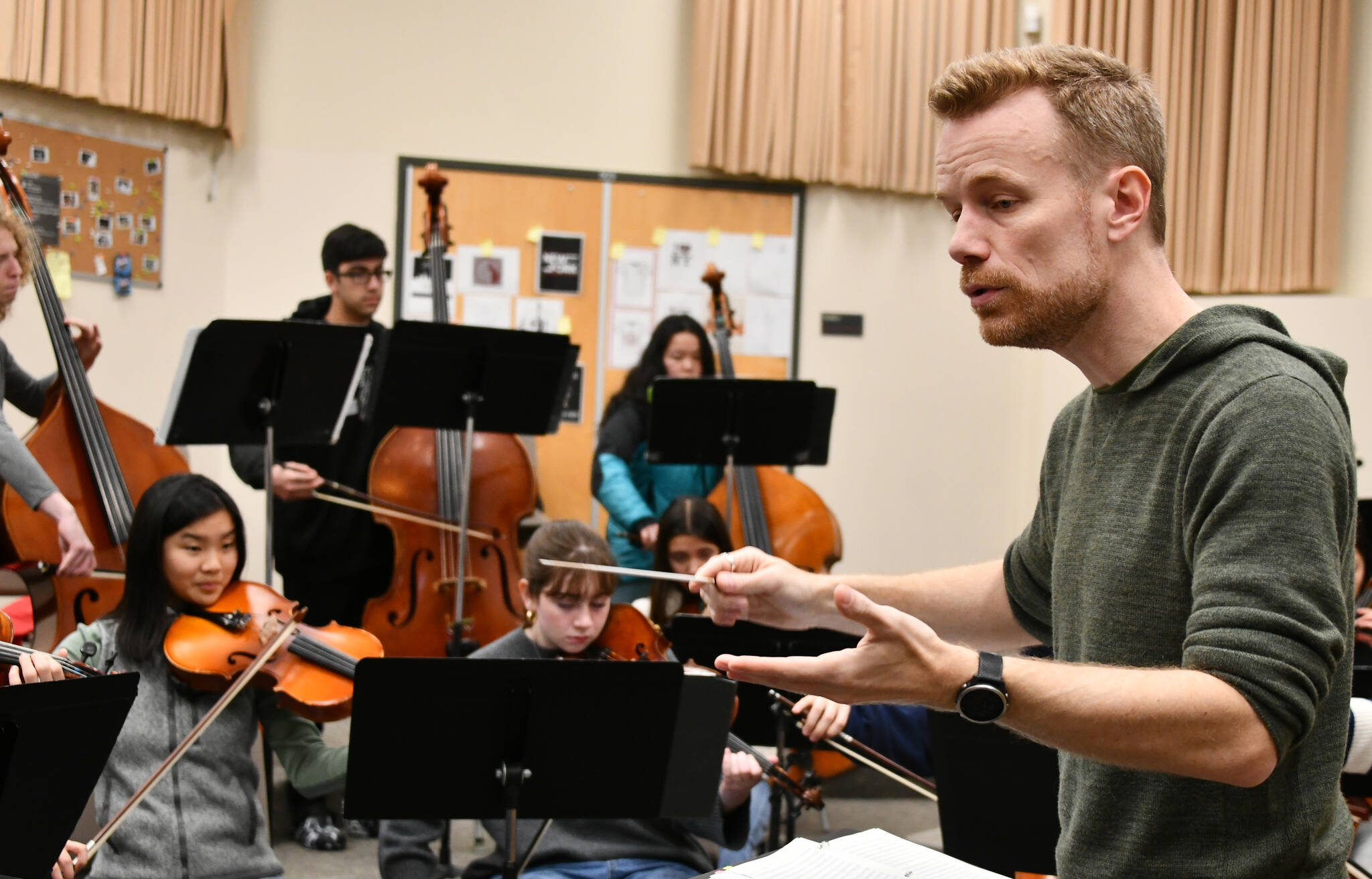 Mercer Island High School orchestra director Bryan Kolk leads the way during a recent class. Andy Nystrom/ staff photo