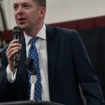 Steve Summers, the former Lord Mayor of the city of Westminster, discusses the highlights of London and more at Mercer Island High School on April 2. Andy Nystrom/ staff photo