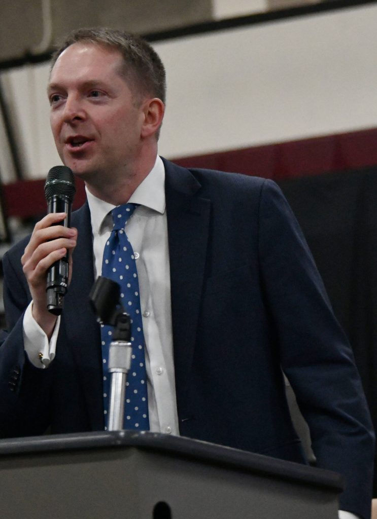 Steve Summers, the former Lord Mayor of the city of Westminster, discusses the highlights of London and more at Mercer Island High School on April 2. Andy Nystrom/ staff photo