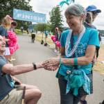 Mercer Islands Dr. Saul E. Rivkin greets a participant at the 2023 SummeRun. Photo courtesy of the Ovarian Cancer Research Alliance