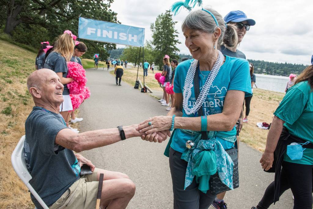 Mercer Islands Dr. Saul E. Rivkin greets a participant at the 2023 SummeRun. Photo courtesy of the Ovarian Cancer Research Alliance