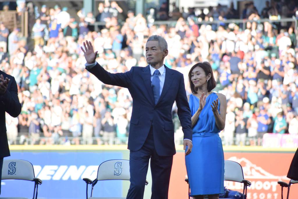 Ichiro lifts his hand to the fans and all attendees at T-Mobile Park. Ben Ray / Sound Publishing