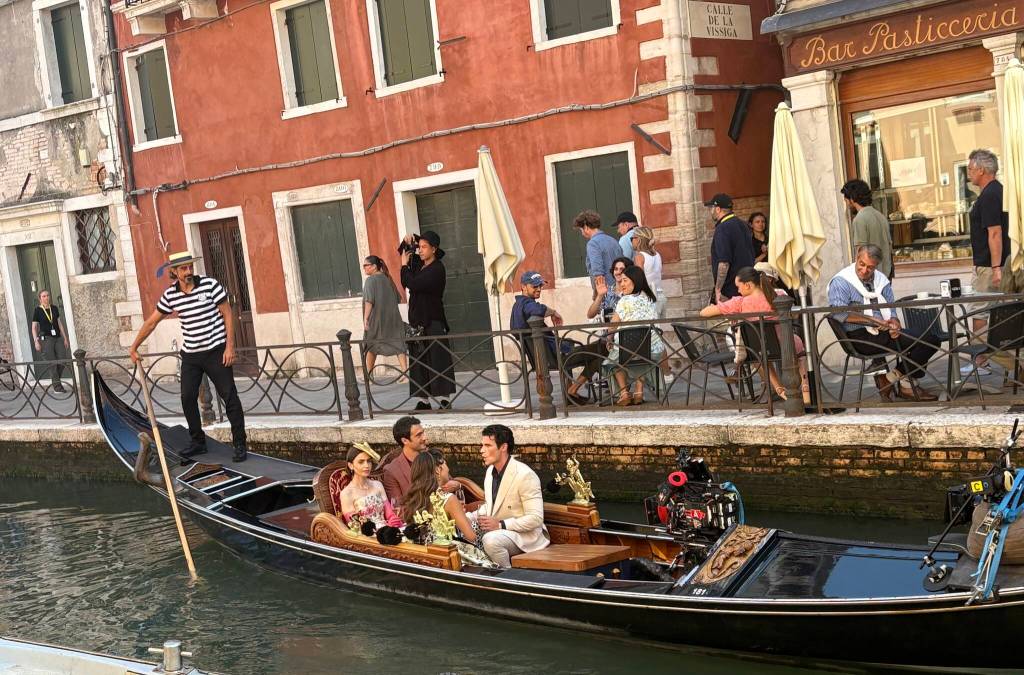 Proposal in a gondola. Photo by Mindy Stern