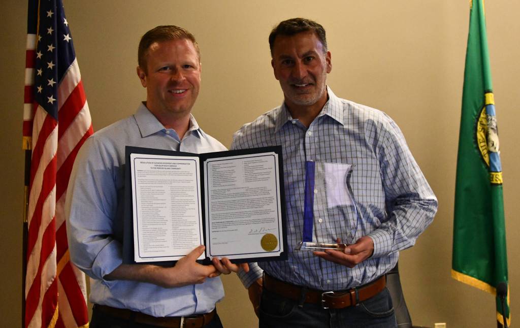 Mercer Island Deputy Mayor David Rosenbaum, left, presents a proclamation and award to Mayor Salim Nice at councils Dec. 2 meeting. Andy Nystrom/ staff photo