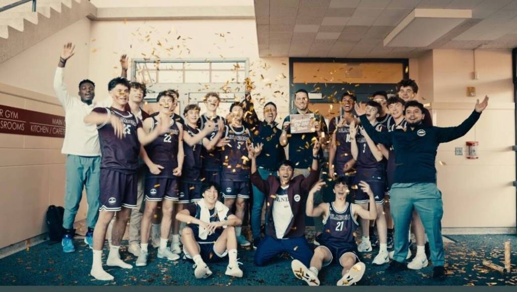 Mercer Island High Schools boys basketball team celebrates head coach Gavin Crees 250th victory. Courtesy photo