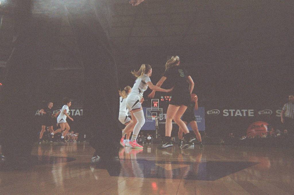 Auburn girls play against Sumner in the state tournament. Ben Ray / Sound Publishing