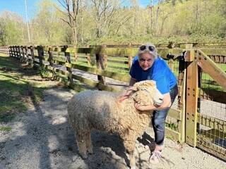 Amy Wolf showing Shaun the Sheeps deep coat. Photos by Mindy Stern