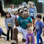 The Mariner Moose, the official mascot of the Seattle Mariners, posing with participants during this years inaugural SummeRun Sprinters Kids Fun Run at the Ovarian Cancer Research Alliance Rivkin Family SummeRun. Courtesy of Vivian Hsu Photography
